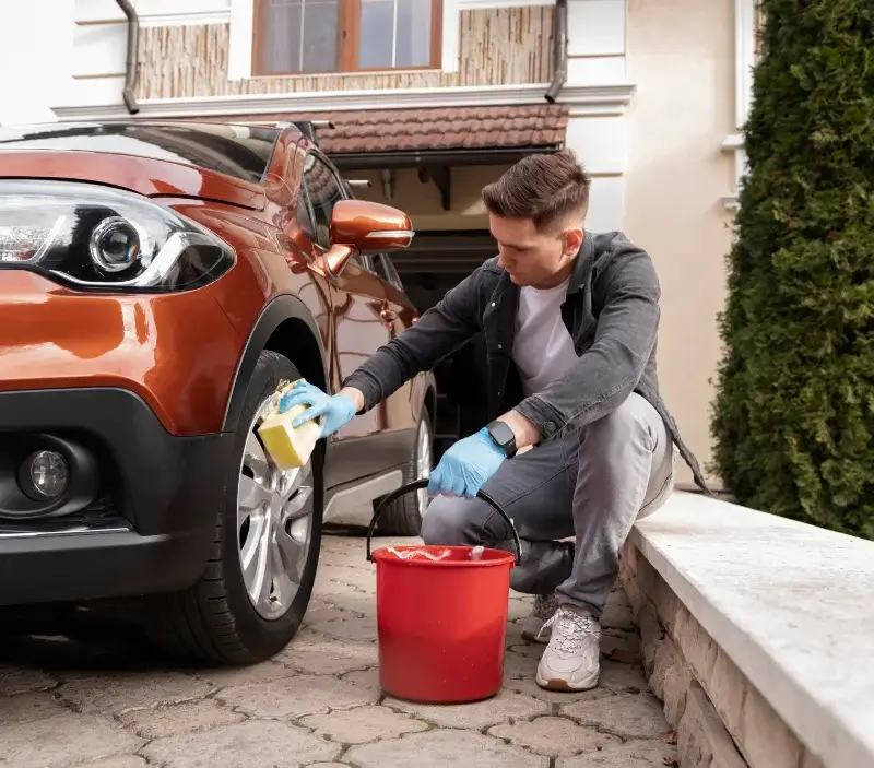 Lavage auto à domicile Ménoire : professionnel intervenant sur un véhicule